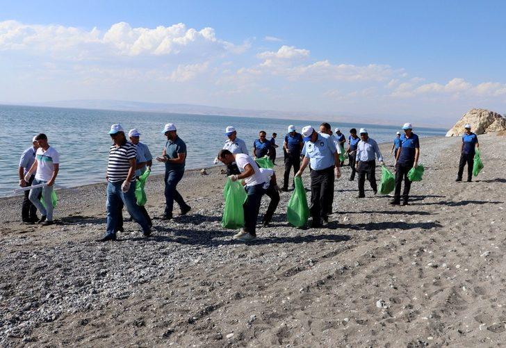 Van’da zabıtalar çöp topladı G4
