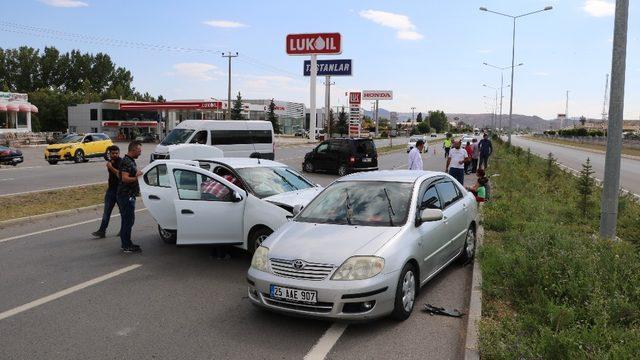 Sivas’ta üç araç çarpıştı: 2 yaralı