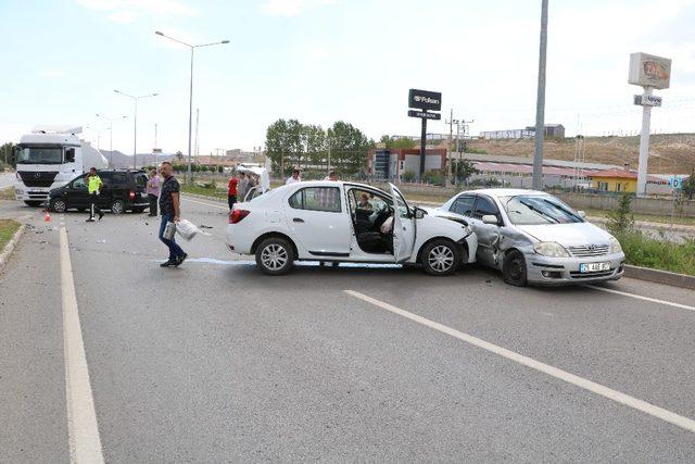 Sivas’ta üç araç çarpıştı: 2 yaralı