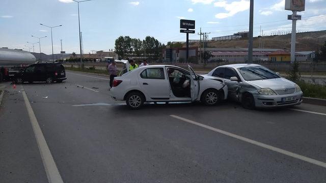 3 otomobilin karıştığı kaza güvenlik kamerasında