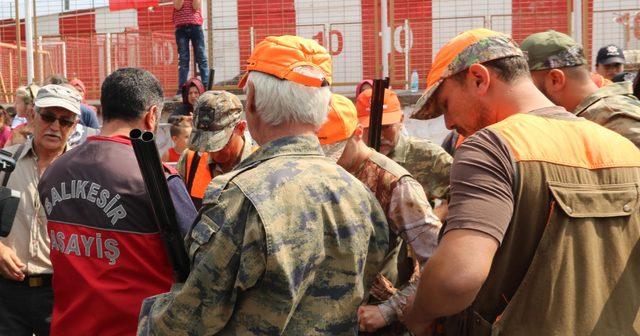 Balıkesir'in kurtuluş günü kutlamasında ateş açan avcılara idari işlem