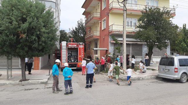 Apartmanda çıkan yangın korkuttu