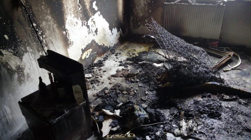 Apartmanda &ccedil;ıkan yangın korkuttu