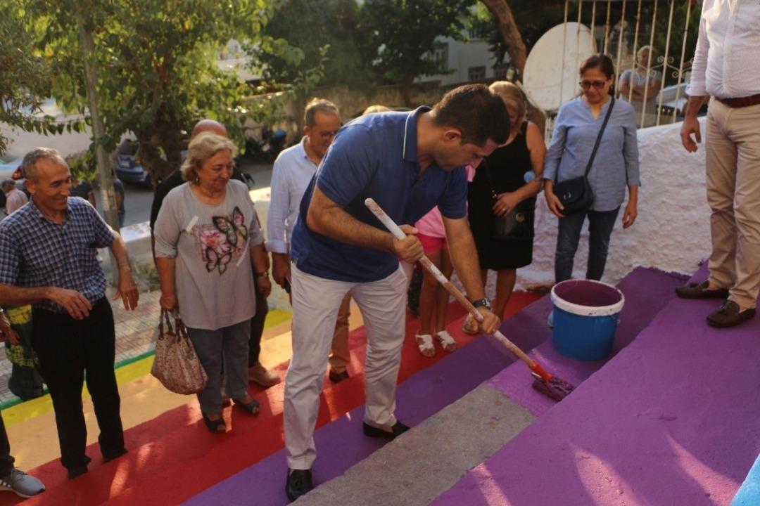 Başkan &Ouml;mer G&uuml;nel&rsquo;in ilk aday adayı olduğu merdivenler 6 yıl &ouml;ncesi gibi boyandı