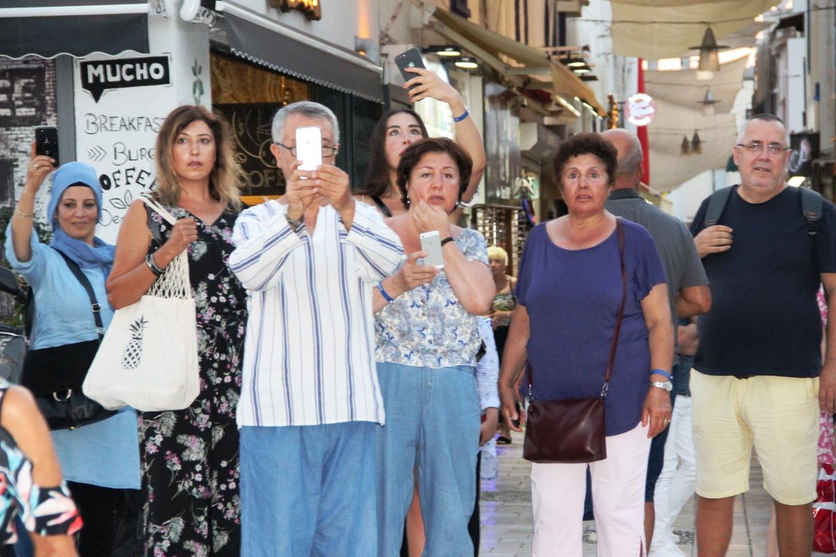 Yerli turistler oynadı, yabancı turistler fotoğraf &ccedil;ekti