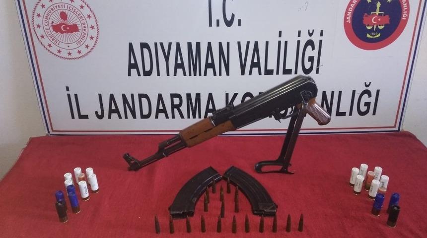Operasyon yapılan evde kalaşnikof ele geçirildi