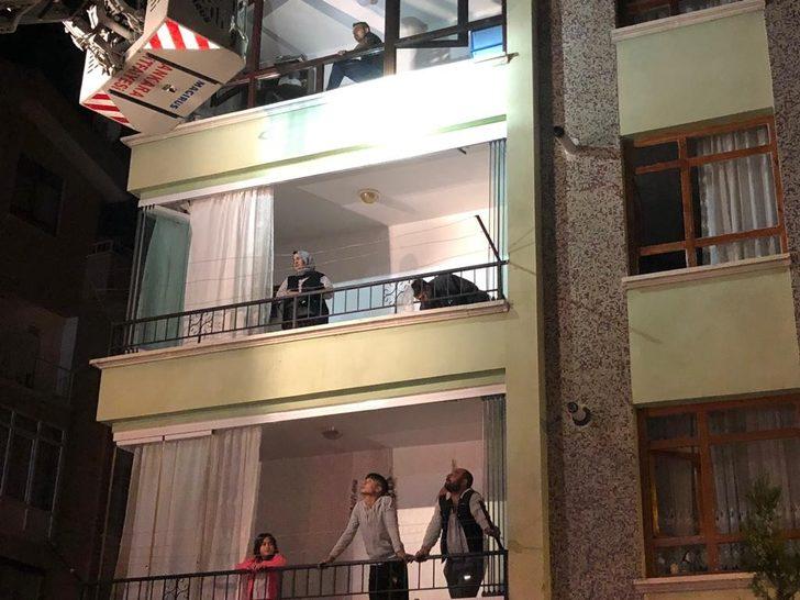 Muhabbet kuşlarının can çekiştiğini görünce suni teneffüs yaptı G2