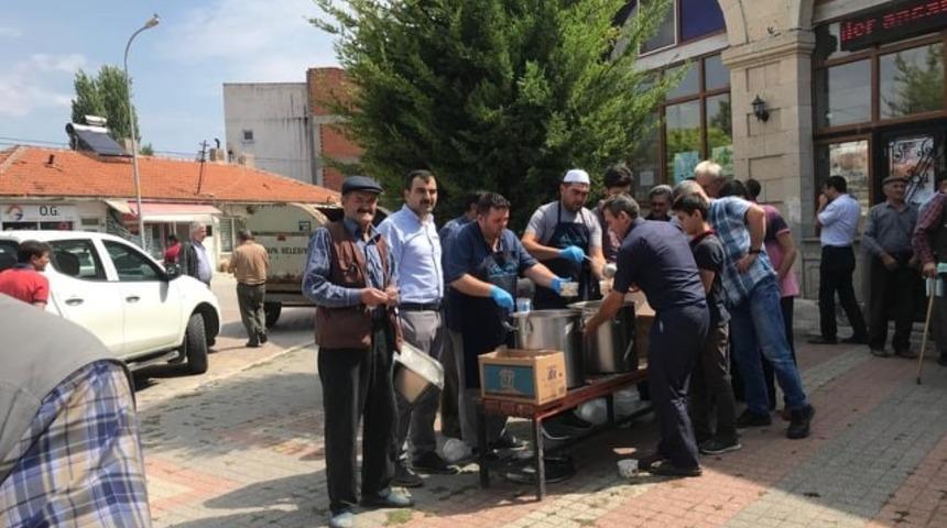 Aslanapa&rsquo;da cami cemaati ve esnaflardan aşure ikramı