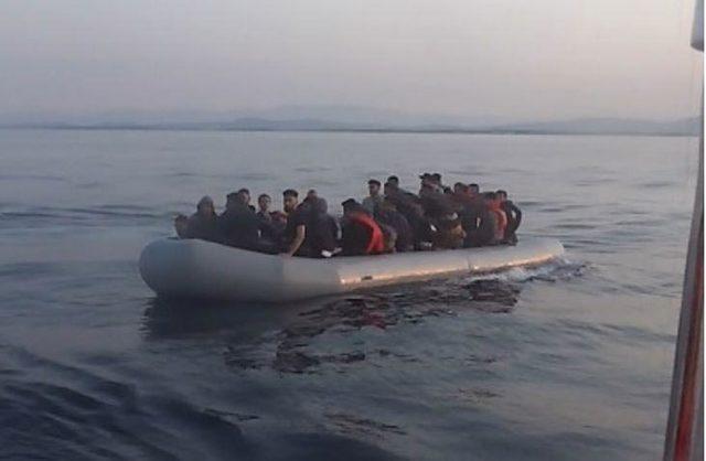 Çeşme, Dikili ve Seferihisar açıklarında 143 kaçak göçmen yakalandı
