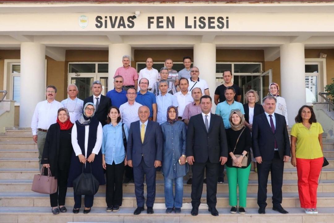 &ldquo;Bilgili nesiller yetiştirmeliyiz&rdquo;