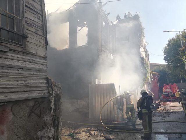 Fatih'te metruk binada yangın (1)