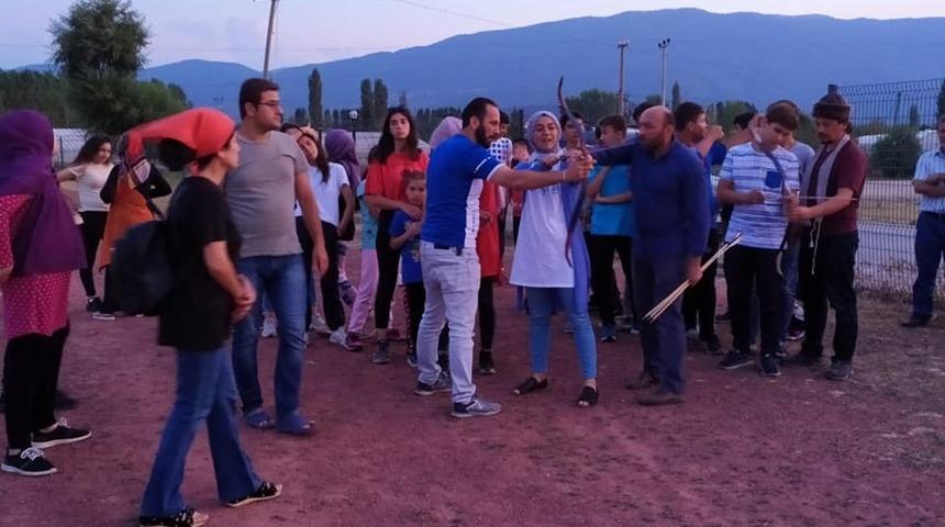 Gen&ccedil;lik kampında geleneksel ok&ccedil;uluk eğitimi