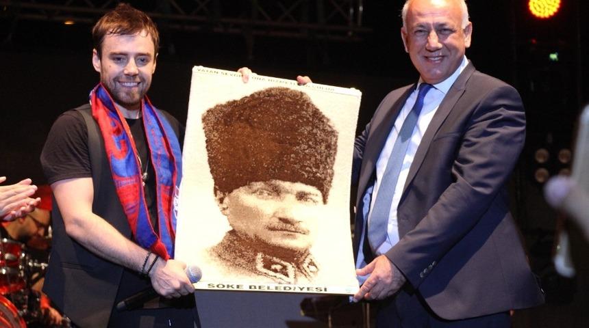 S&ouml;ke&rsquo;nin kurtuluş g&uuml;n&uuml;ne Murat Dalkılı&ccedil; Coşku kattı