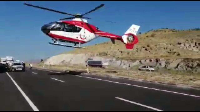 Ambulans helikopter, yaralı Berre için karayoluna indi 1