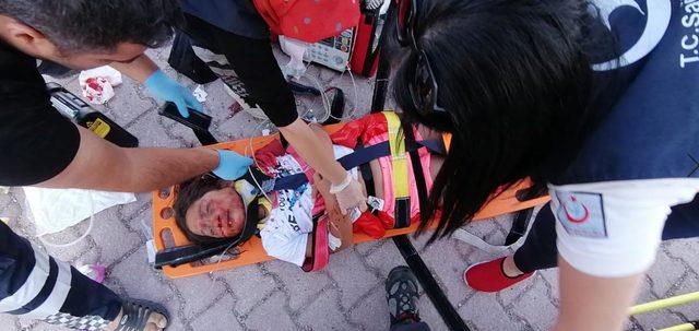 Ambulans helikopter, yaralı Berre i&ccedil;in karayoluna indi 4