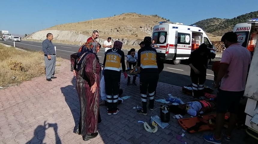 Ambulans helikopter, yaralı Berre i&ccedil;in karayoluna indi