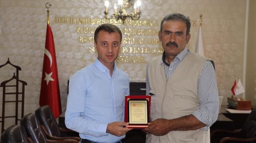 Leventpınar k&ouml;y&uuml;nde &ccedil;ıkan yangında &uuml;st&uuml;n gayret g&ouml;steren vatandaşa plaket verildi