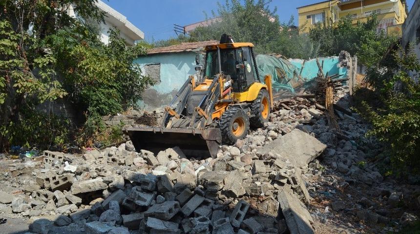 Kırıkhan&rsquo;da metruk binalar yıkılıyor