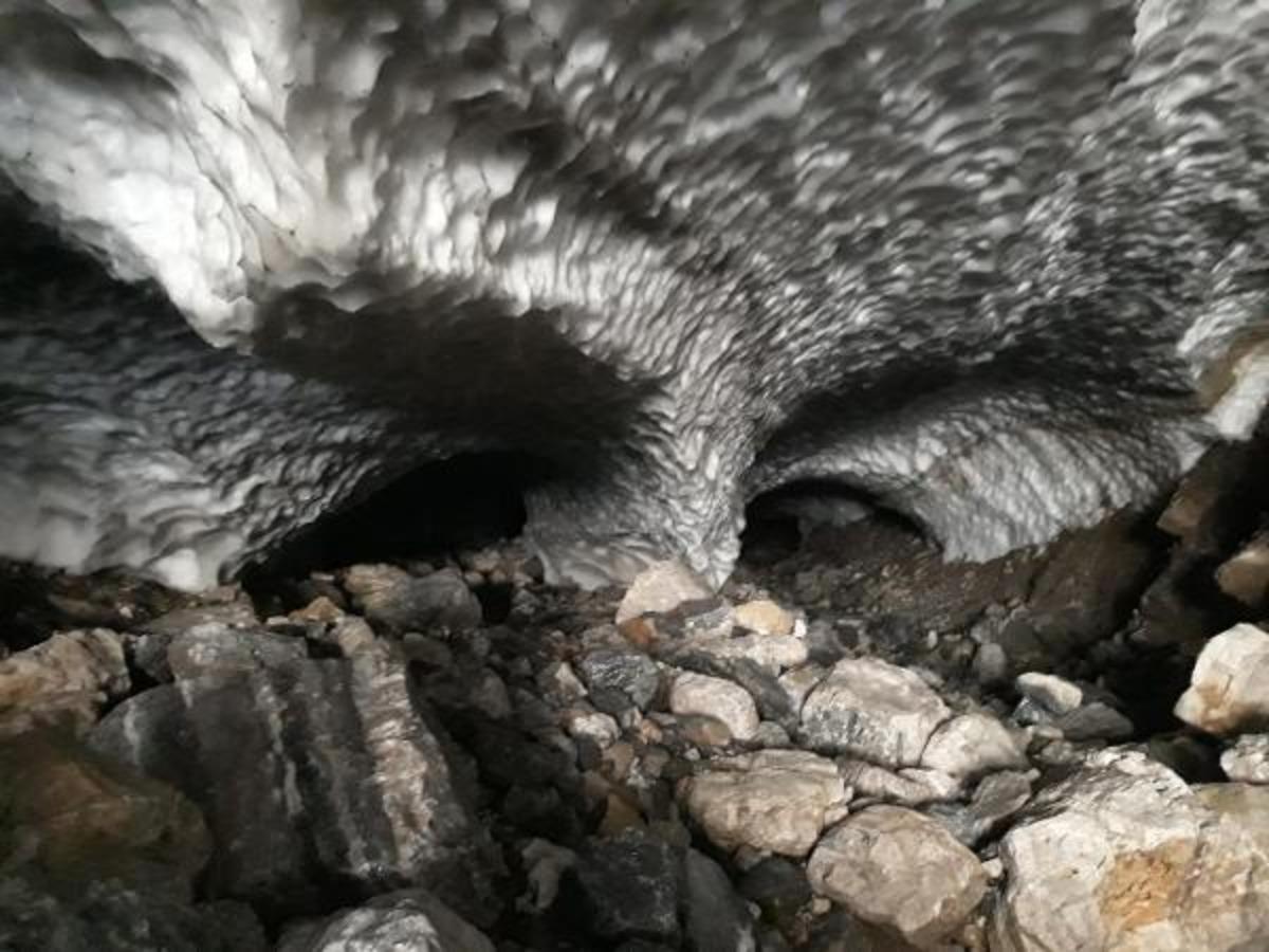 Batman'daki kar t&uuml;neli yaz-kış erimiyor