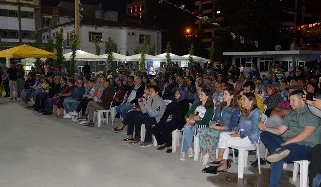 Toprak sempozyumunda halk dansları gecesi