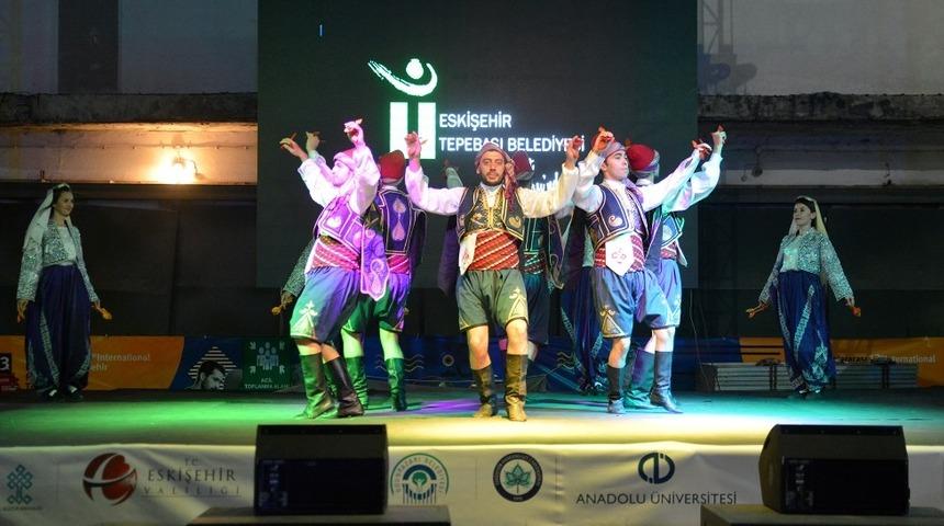 Toprak sempozyumunda halk dansları gecesi