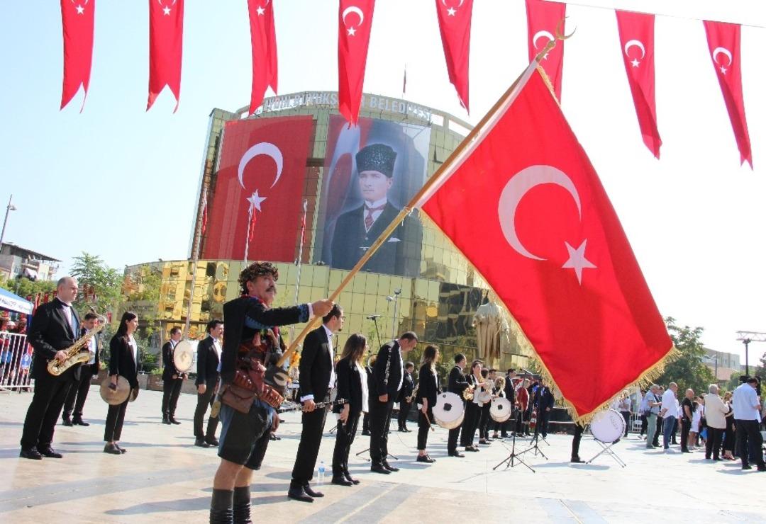 Aydın efeleri kurutuluş g&uuml;n&uuml;n&uuml; coşkuyla kutladı