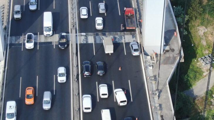 FSM'de polisten kaçan araç kaza yaptı! Trafik durdu G1