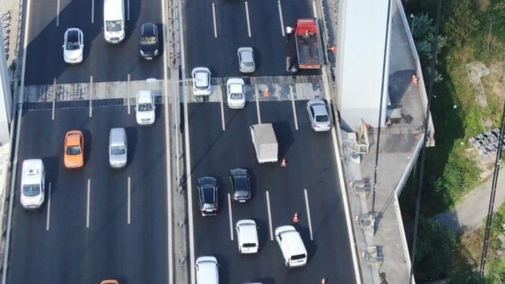 FSM'de polisten kaçan araç kaza yaptı! Trafik durdu G3