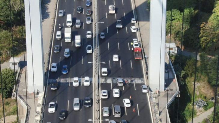 FSM'de polisten kaçan araç kaza yaptı! Trafik durdu G4