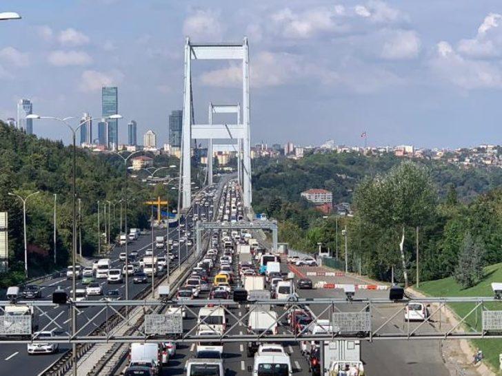 FSM'de polisten kaçan araç kaza yaptı! Trafik durdu G5