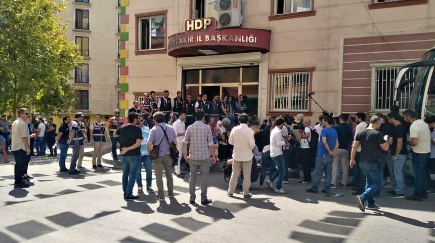 Bayburt KADEM&rsquo;den oturma eylemi yapan Diyarbakır annelerine destek