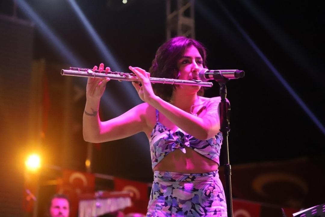 Turgutlu&rsquo;da kurtuluş coşkusunda Melek Mosso r&uuml;zgarı