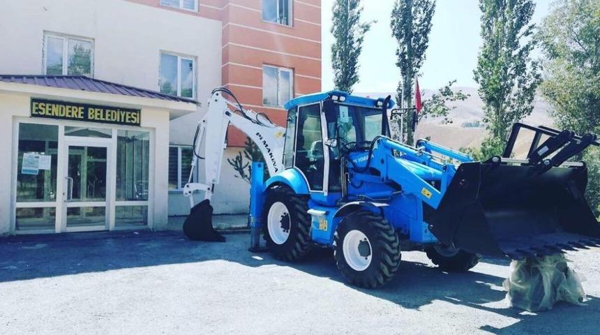 Esendere Belediyesi&rsquo;ne 1 adet kazıcı ve 1 adet y&uuml;kleyici iş makinesi hibe edildi