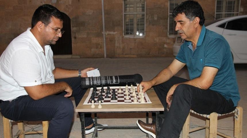 Kızıltepe&rsquo;nin sokaklarında satran&ccedil; oynanıyor