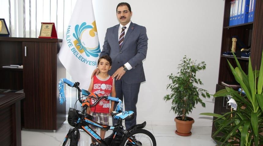 Koca y&uuml;rekli minik &Ouml;mer&rsquo;e &ouml;d&uuml;l