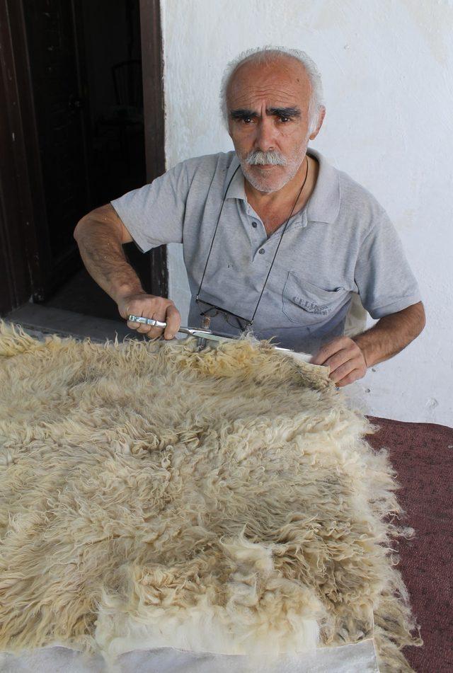 Koyun derilerini işleyerek &ccedil;oban k&uuml;rk&uuml; yapıyor 2