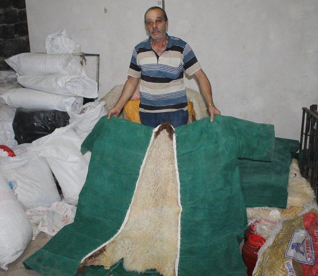 Koyun derilerini işleyerek &ccedil;oban k&uuml;rk&uuml; yapıyor 4