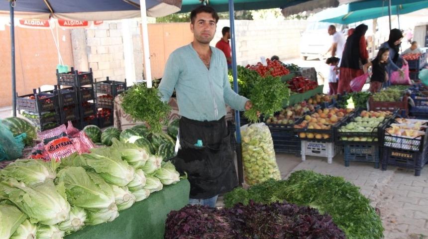 Semt pazarında &uuml;r&uuml;n bolluğu fiyatlara yansıdı