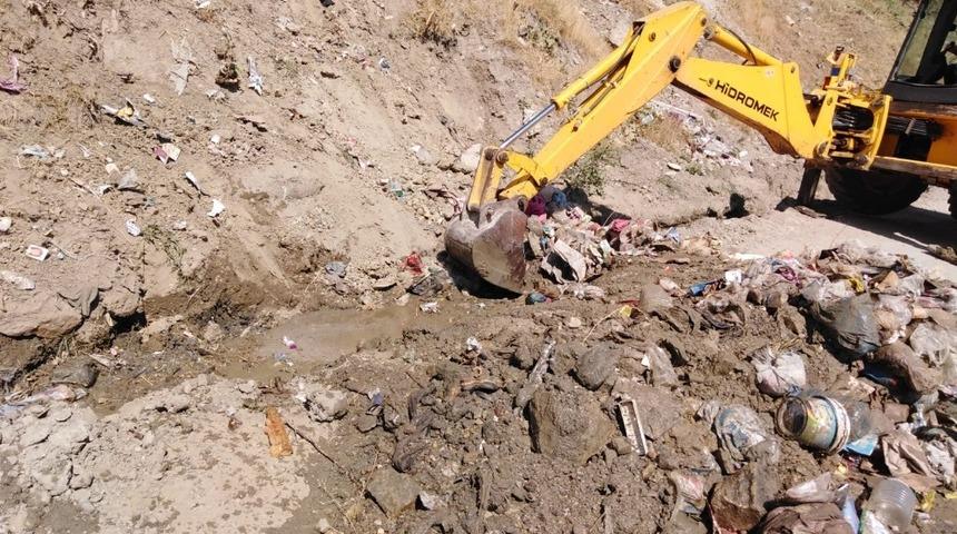 Hakkari&rsquo;de &ccedil;evreye rastgele atılan &ccedil;&ouml;plerle m&uuml;cadele