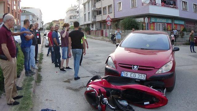 Motosikletiyle otomobilin altına girdi