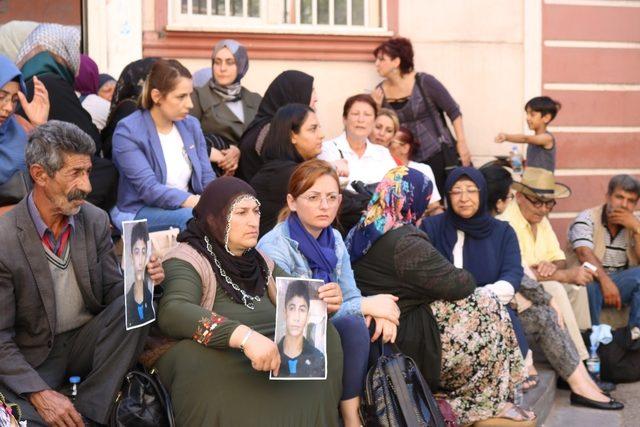 Almanya’dan Diyarbakır’a gelerek oturma eylemi yapan ailelere destek verdi