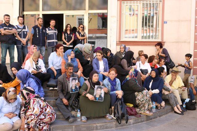 Almanya’dan Diyarbakır’a gelerek oturma eylemi yapan ailelere destek verdi