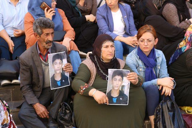 Almanya’dan Diyarbakır’a gelerek oturma eylemi yapan ailelere destek verdi