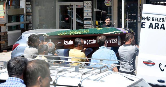 Emekli polis memuru eşini sırtından 3 kurşunla vurmuş