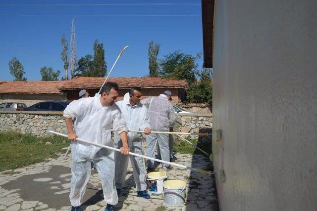 Millli Eğitim Müdürü öğretmenlerle köy okulunu boyadı