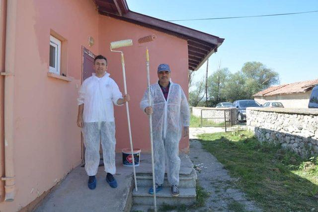 Millli Eğitim Müdürü öğretmenlerle köy okulunu boyadı