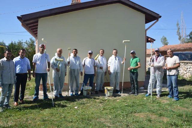 Millli Eğitim Müdürü öğretmenlerle köy okulunu boyadı