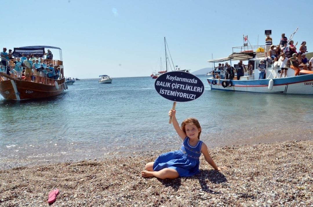 Urla&rsquo;da orkinos &ccedil;iftliklerine karadan ve denizden eylem