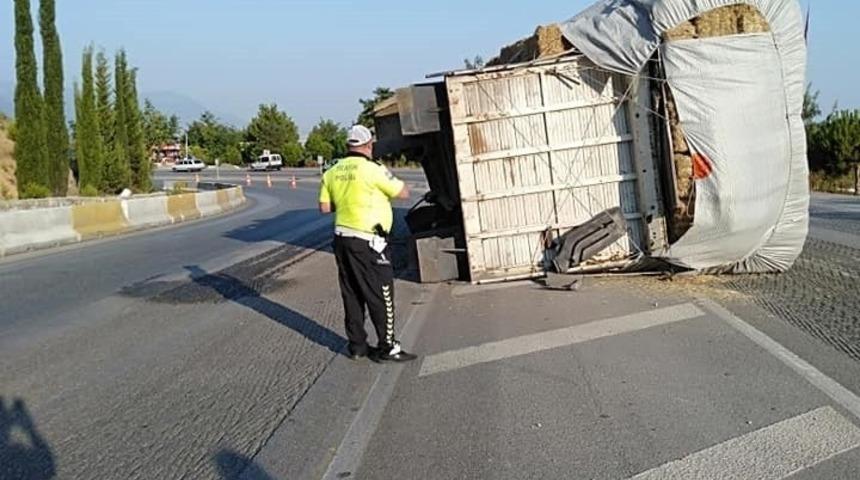 Saman y&uuml;kl&uuml; kamyon devrildi