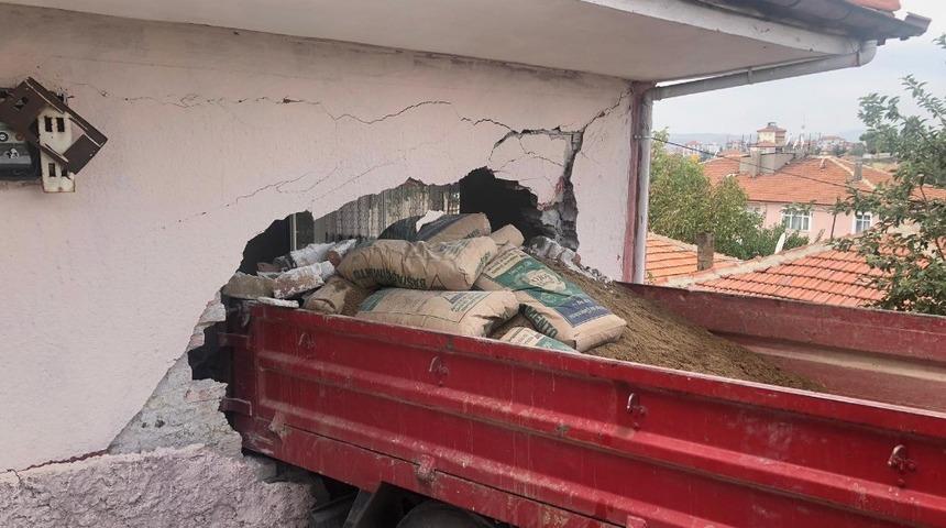 Geri manevra yapan kamyonet eve girdi